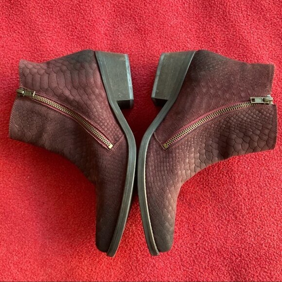 FREE PEOPLE Sz 37 Croc Snake Skin Pattern Stacked Heel Western Style Ankle Boot - Picture 3 of 9